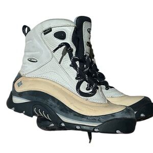 Final Price! Columbia White and Tan Winter Boots size 8
